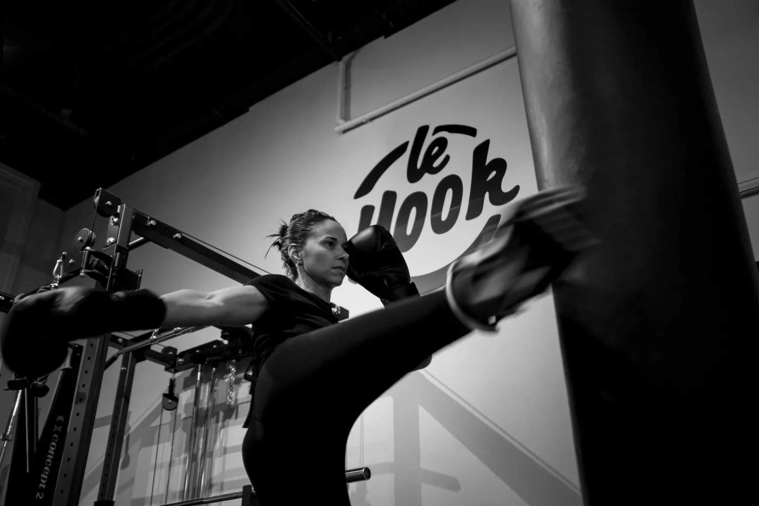 Adherente a l'entrainement devant le logo Le Hook, salle de sport a Lille