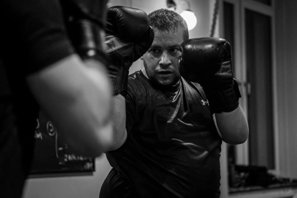 entrainement boxe d un client au hook