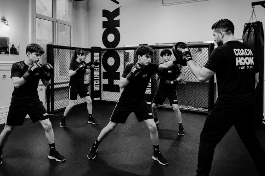 Cours de boxe encadre dans la zone sports de combat de la salle Le Hook a Lille